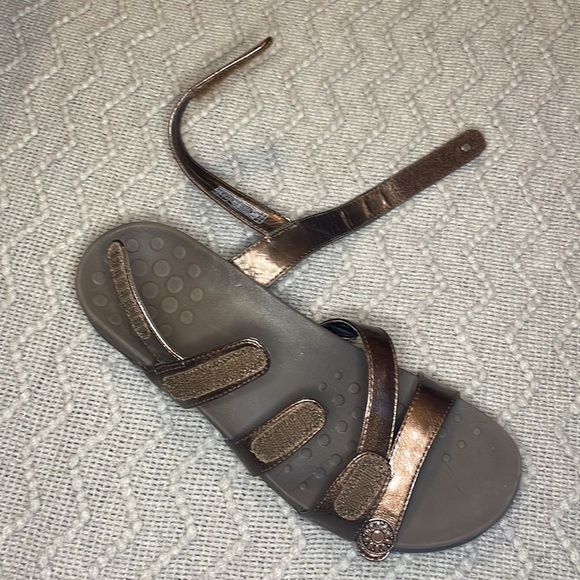 🎉HP🎉 Vionic Orthaheel Cathy Triple Strap Bronze Sandals - Picture 6 of 10
